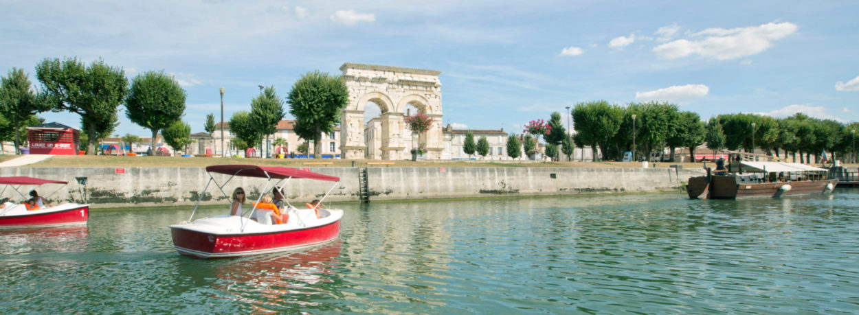 Small boat on the Charente, in front of the arc de germanicus, Saintes